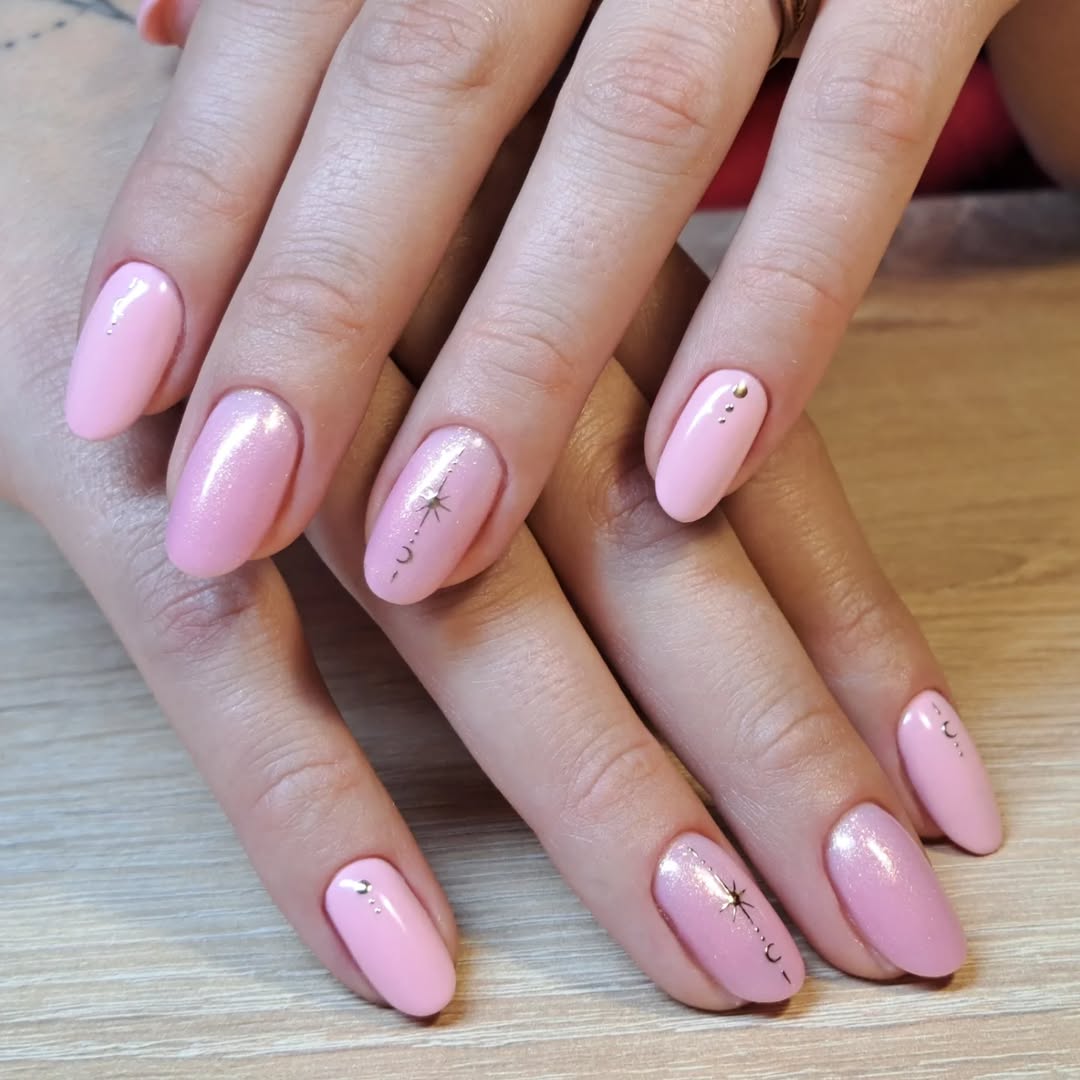 Rosa Maniküre mit Glitzerakzent und feinem Design
