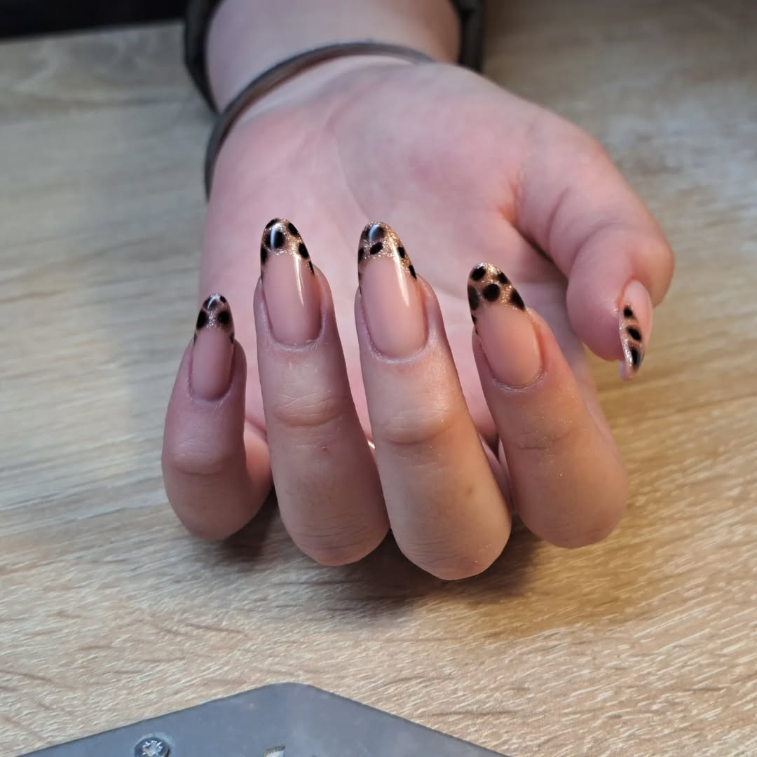 Nude-Tone mit Leoparden-French in Braun