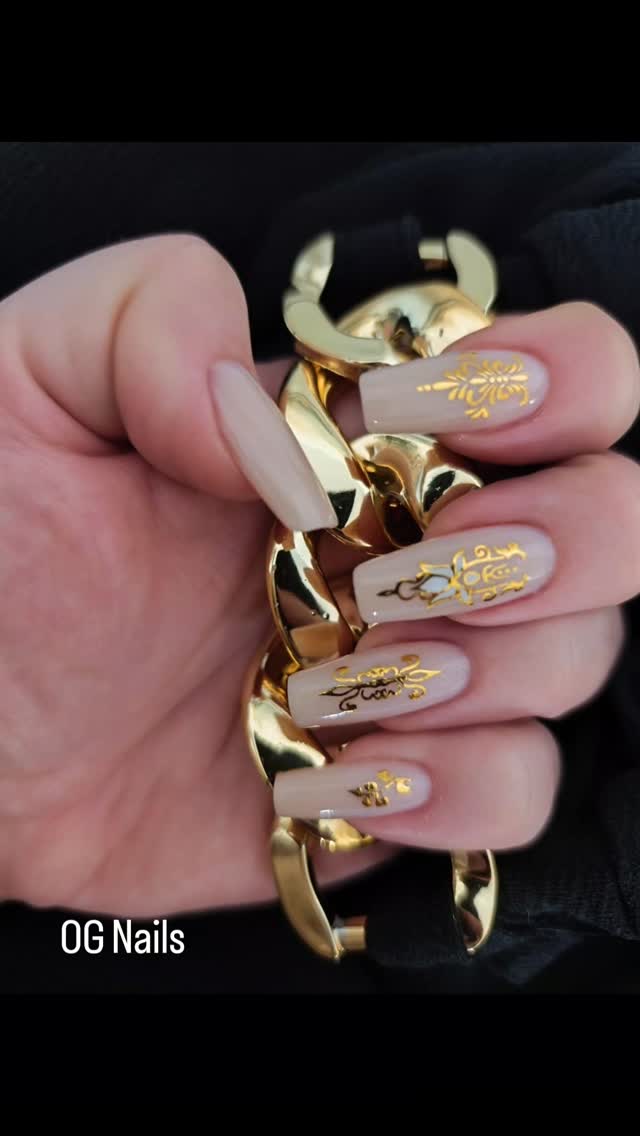 Nude Nägel mit goldenen Ornamenten — OG Nails
