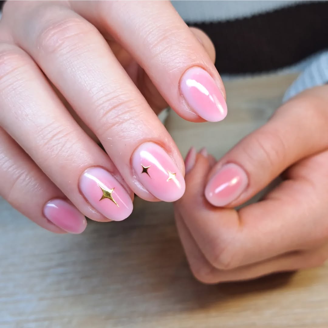 Helles Rosa mit goldenen Sternen — OG Nails